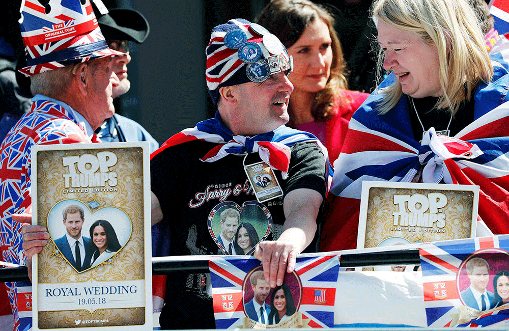 රාජකීය මංගල්‍ය සූදානම් : රසිකයින් මාලිගය වටා වාඩිලයි