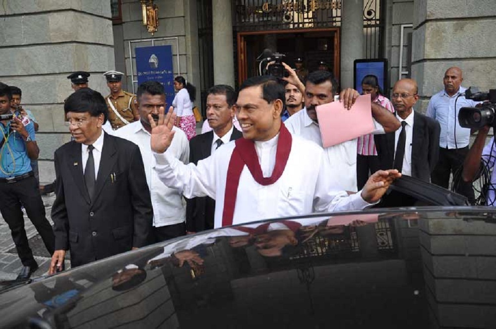 බැසිල් කනස්සල්ලෙන් රට යයි !