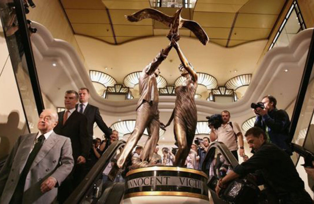 ඩයනා සහ ඩොඩීගේ පිළිරුව හැරඩ්ස් වෙළඳ මන්දිරයෙන් ඉවතට