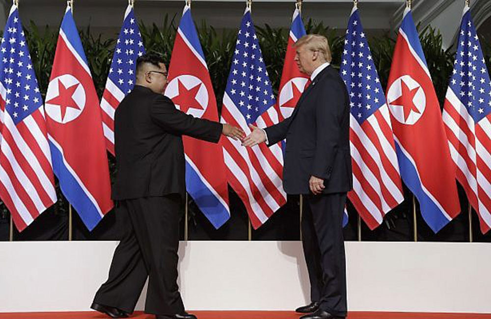 ඇමරිකා - උතුරු කොරියා නායකයන් හමුවේ !