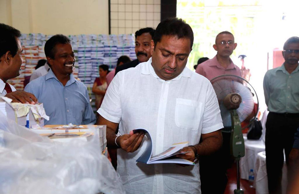2020ට පාසල් - පිරිවෙන් සිසුන්ට : නොමිලේ පෙළපොත් බෙදීම ඇරඹේ !
