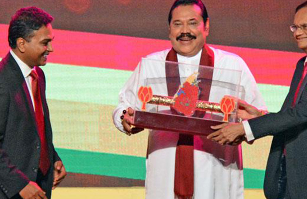 මහින්දගෙන් වාර්තාවක් : පොහොට්ටු නායක - ශ්‍රිලනිප සාමාජික !