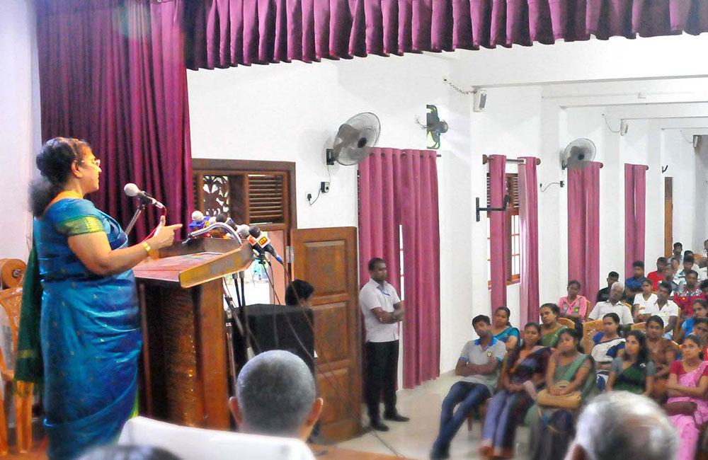 අපේ පවුල තමයි මේකේ ඉන්න ඕන කියලා එකක් අපේ ආණ්ඩුවේ නැහැ - තලතා 