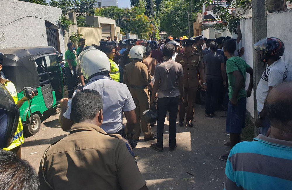 පුපුරන ද්‍රව්‍ය ඇදපු වාහන 2ක් අල්ලයි !