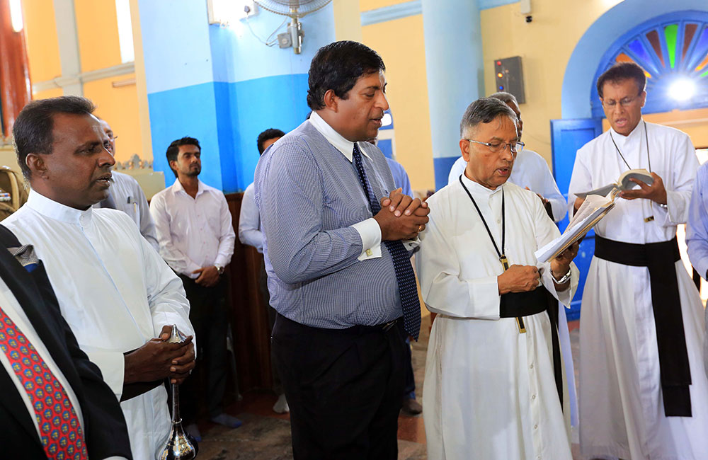 අඩුවකින් තොරව විදුලිය දෙන්න : මඩු දේවස්ථානය භාර පියතුමන් ඇමති රවීට ආශීර්වාද කරයි