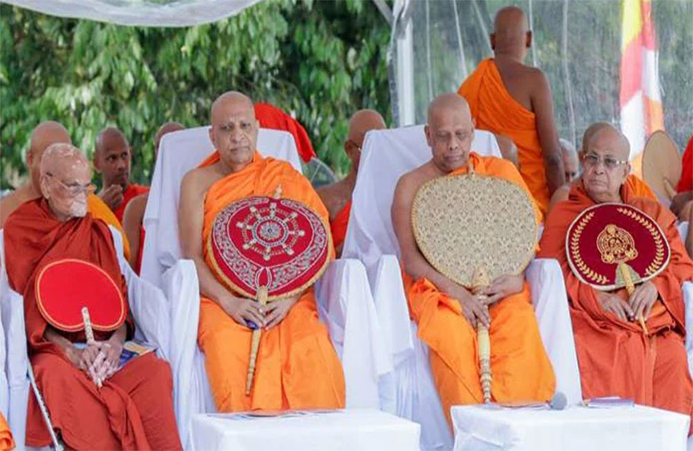 ත්‍රිපිටකාභිවන්දනයේ උස් අසුන් පැනවීමේ ප්‍රශ්නය යළිත් ඇදෙයි !