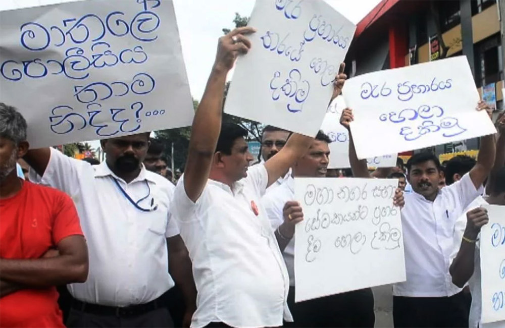 මාතලේ නගර සභා සේවකයින් විරෝධතාවක
