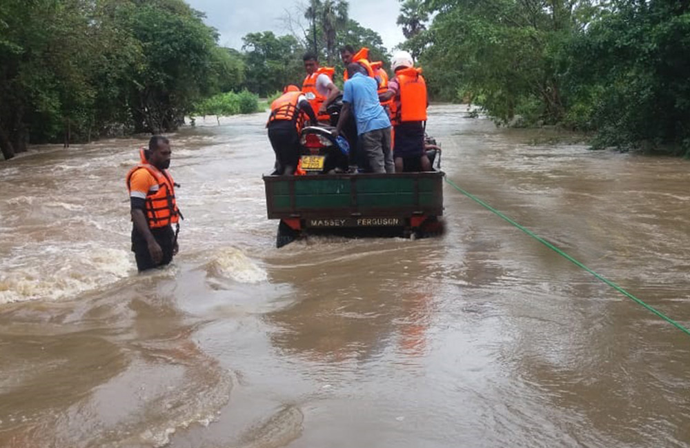 අයහපත් කළගුණික නිසා ප්‍රදේශ රැසකට නාවික හමුදා සහන කණ්ඩයම් යොදවයි