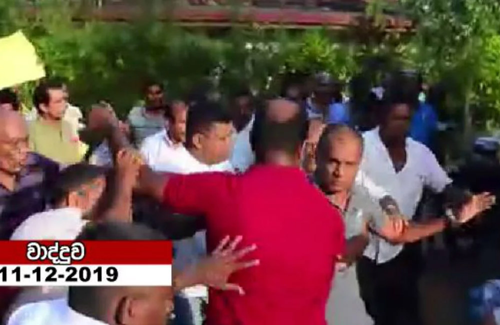 පොහොට්ටු පොහොට්ටු මරාගනියි : රෙජිනෝල්ඩ්ට ගුටි !