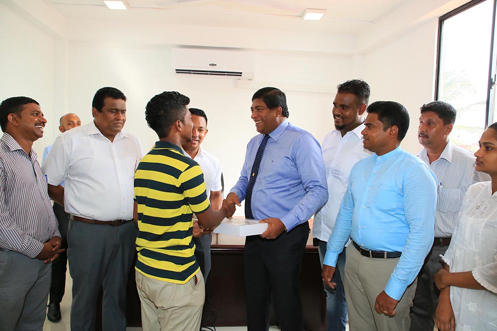 ජනාධිපති අපේක්ෂකත්වයට : ඇමති රවී යලිත් සුදුසුකම් ප්‍රශ්නයක් මතුකරයි !