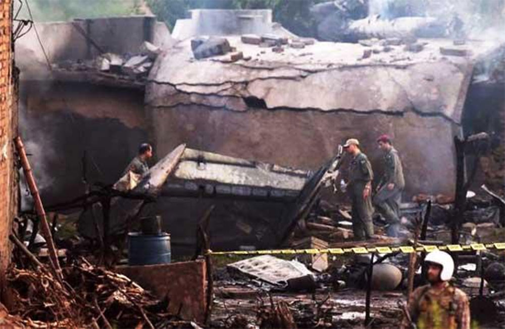 ගුවන් යානයක් කඩා වැටීමෙන් 15ක් ජීවිතක්ෂයට