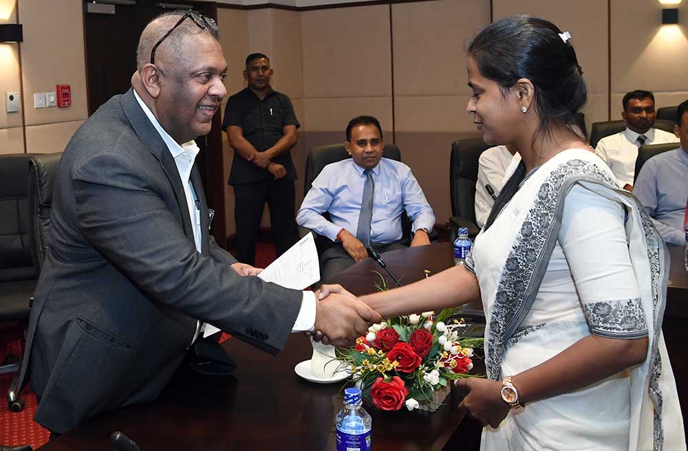 නව සහකාර රේගු අධිකාරීවරුන් 134 ක් : ඇමති මංගලගෙන් පත්වීම් ලබයි !