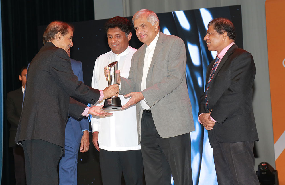 අගමැති රනිල් සජිත්ට ඉතිහාසය මතක් කරයි !