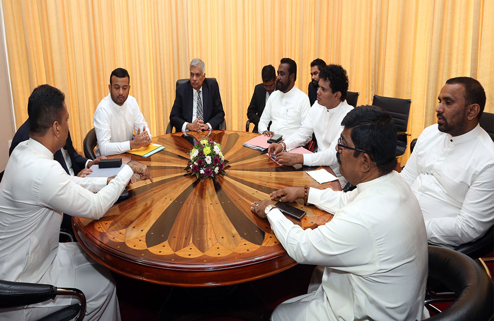 ජාතිවාදීන්ට මුහුණ දෙන්න සූදානම් වෙන්න : අගමැති එජාප මන්ත්‍රීවරුන්ට දන්වයි !
