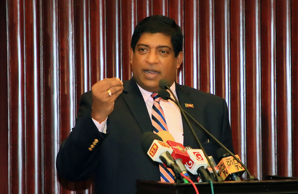 දේශපාලනය කරන්න නම් සාමාන්‍ය පෙළවත් තිබිය යුතුයි : පත්වීම් ලිපි ප්‍රධානයේදී රවී කියයි !