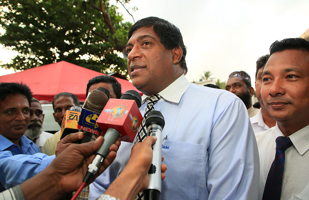 කැබිනට් මණ්ඩලය තුල කිසිම අසමගියක් නැහැ : ඇමති රවීගෙන් සහතිකයක් !