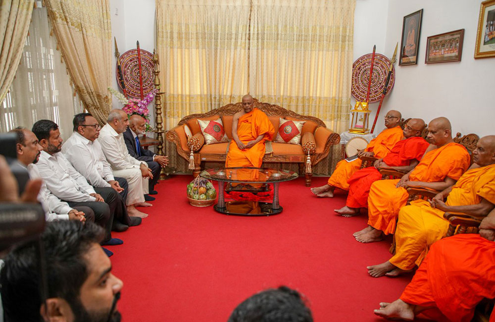 ඇමතිධුර අත්හැරි මුස්ලිම් මන්ත්‍රීවරු මල්වතු - අස්ගිරි මහ නාහිමිවරු හමුවෙති