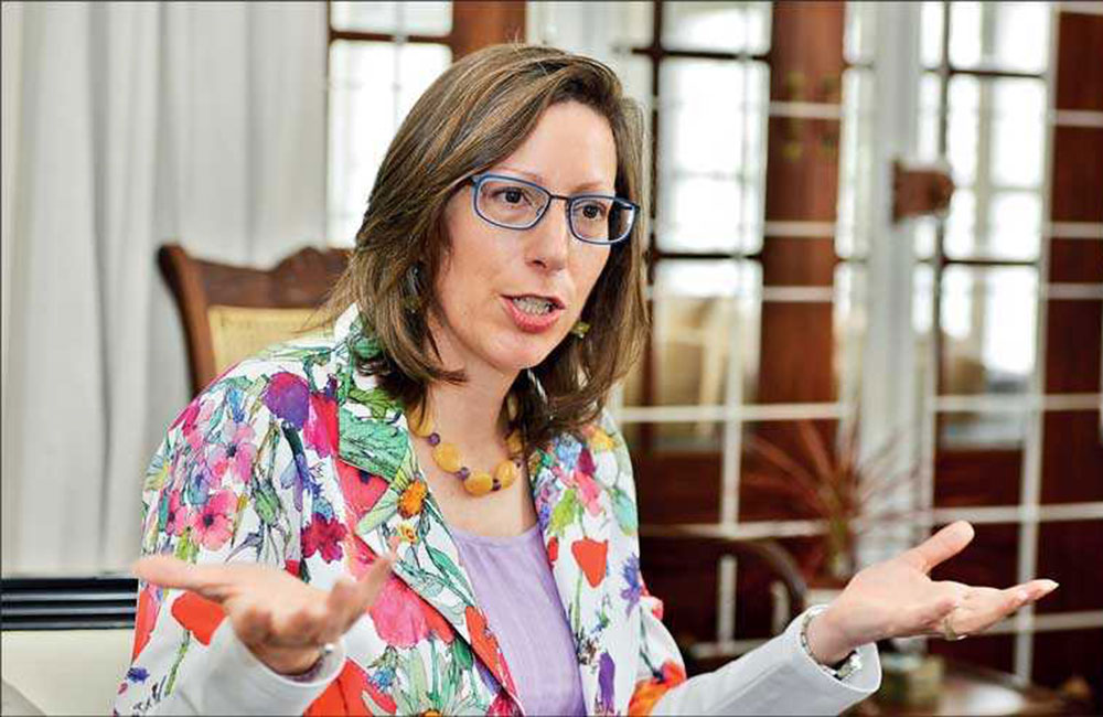 ඇමරිකානු පුරවැසිභාවය අත්හරින්නේ කොහොමද : තානාපතිනිය පහදයි !