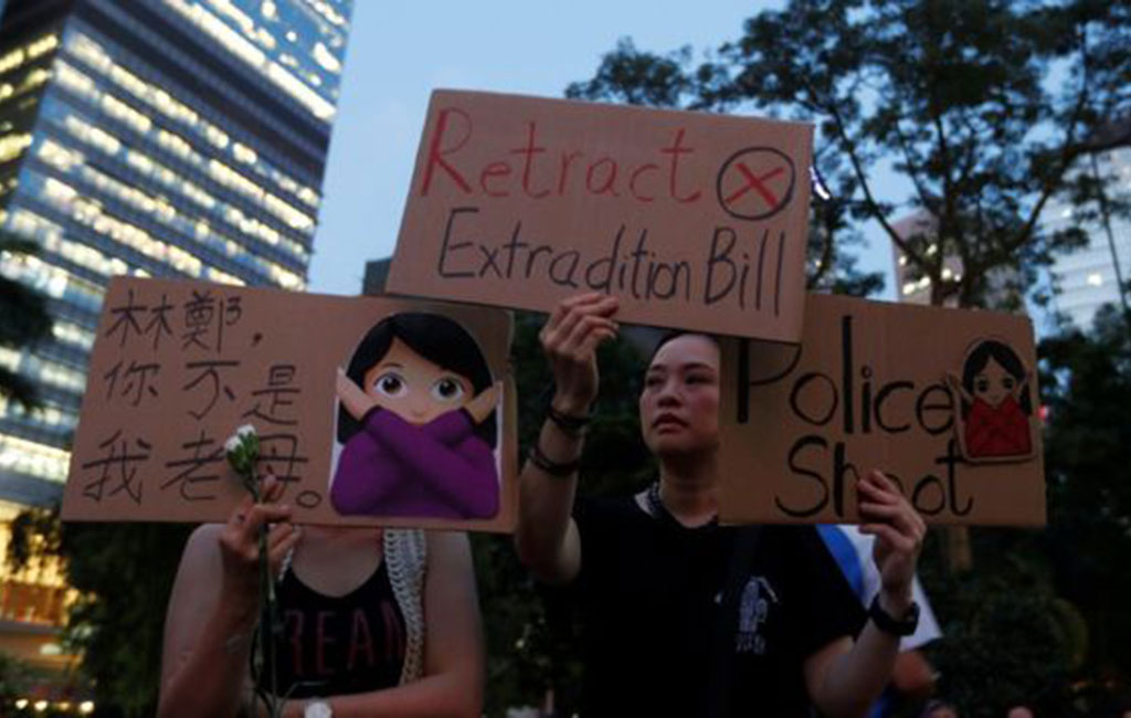 හොංකොං ජනමතය ඉදිරියේ : චීනය නව නීතිය හකුලා ගනී !