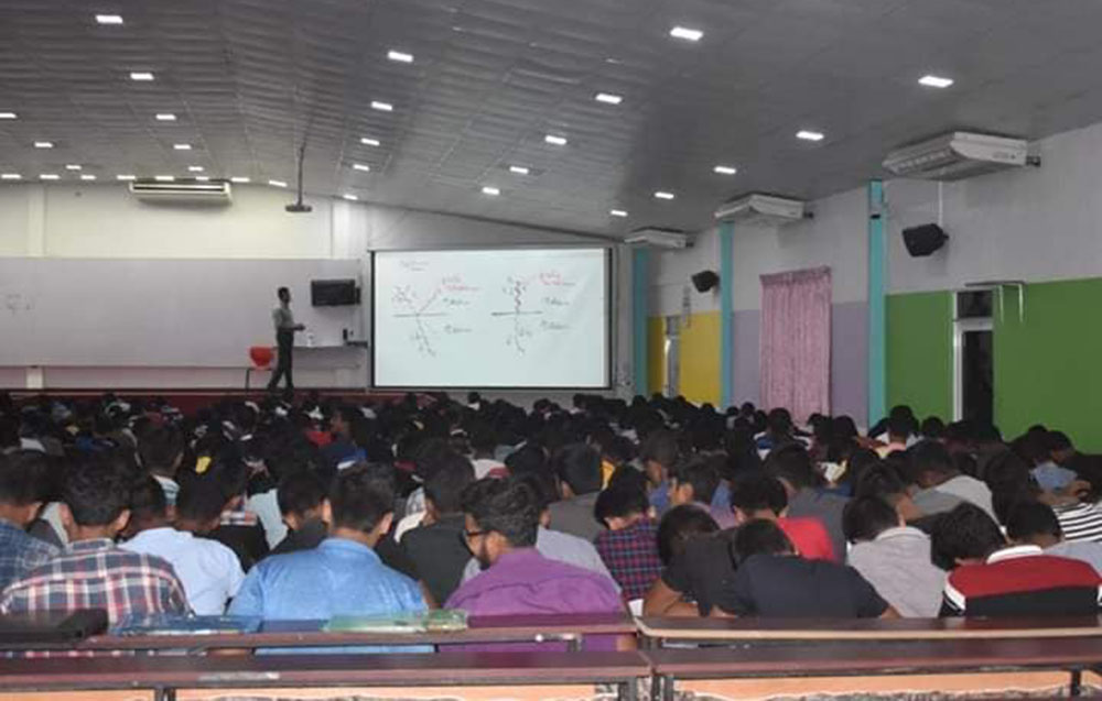 පාසල් නොයයි : ටියුෂන් යයි : කොතන හරි ලොකු බොරුවක් තියනවා - හමුදාපති