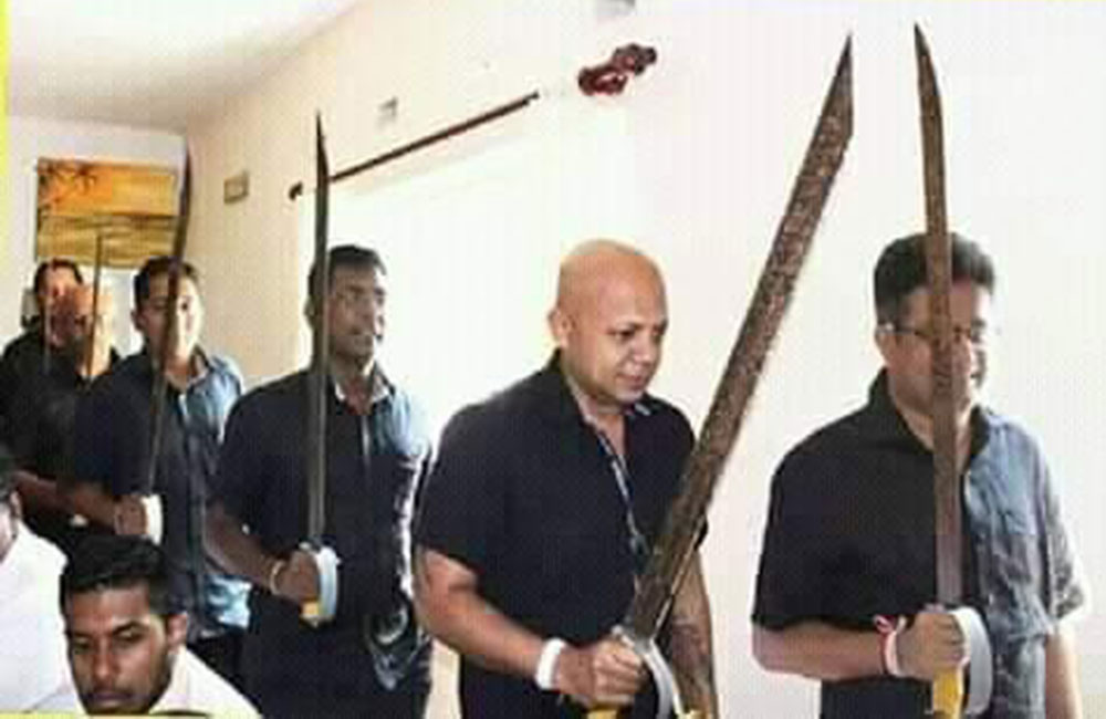 මුස්ලිම් පල්ලිවල පිහි හා කඩු කාගේ බෙලි කැපීමට ද ?