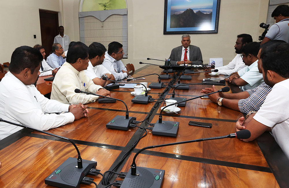 ආණ්ඩුවේ ඉදිරි කටයුතු කොහොමද : අගමැති එජාපෙ පසුපෙළ දැනුවත් කරයි !