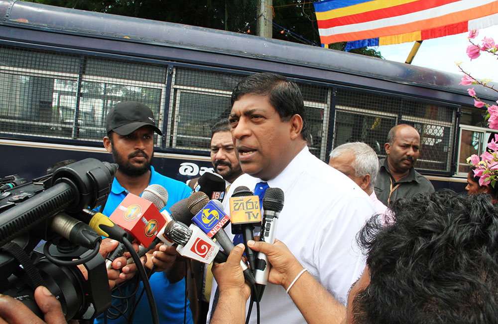 වැරදි කරන කිසිම කෙනෙක්ව අපි දේශපාලන වශයෙන් ආරක්ෂා කරන්නේ නැහැ - ඇමති රවී