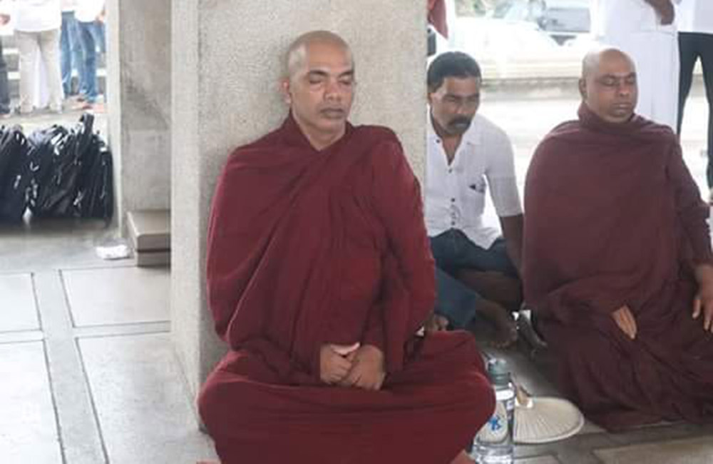 සජිත්ගේ එක ලියුමයි : රාජපක්ෂ නිකාය උපවාස කඩේ වහයි !