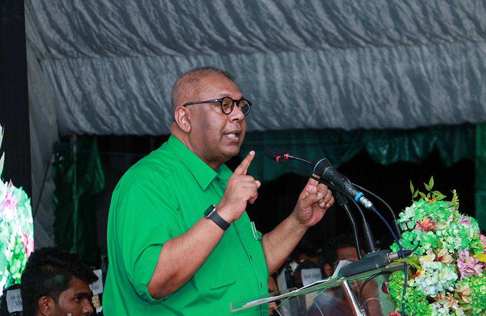 ශ්‍රී ලංකා කොඩිය බිම දැමූ වර්ධරාජා පෙරුමාල් අන්න ගෝඨාගේ වේදිකාවේ - මංගල 