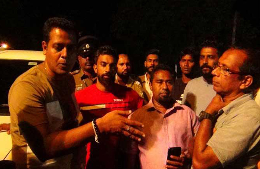 ගොට්ටන් වියරු වැටෙයි  : පුත්තලමේ බස්වලට වෙඩි සමඟ ගල් ප්‍රහාර !