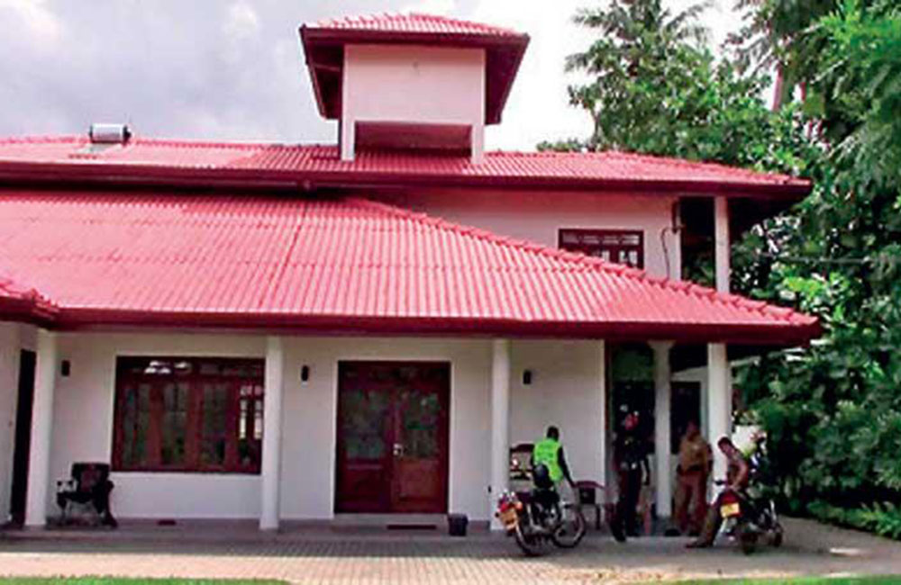 වෙල්ගමගේ ගෙට පැන්නේ පොහොට්ටුවෙන් : බරපතල සැකයක් ?