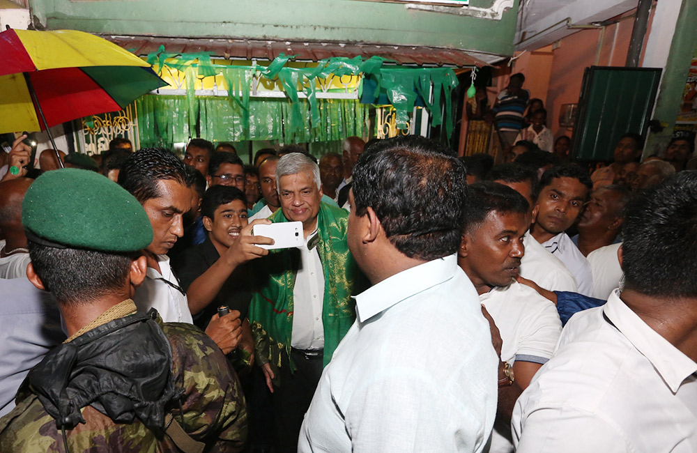 සජිත් දිනවන්න : රනිල් රවී ගෙයින් ගෙට යයි !