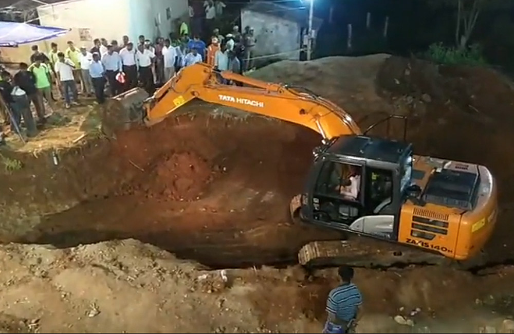 අඩි 100ක් ගැඹුරු ළිඳක සිර වී සිටින පුංචි සුජිත්