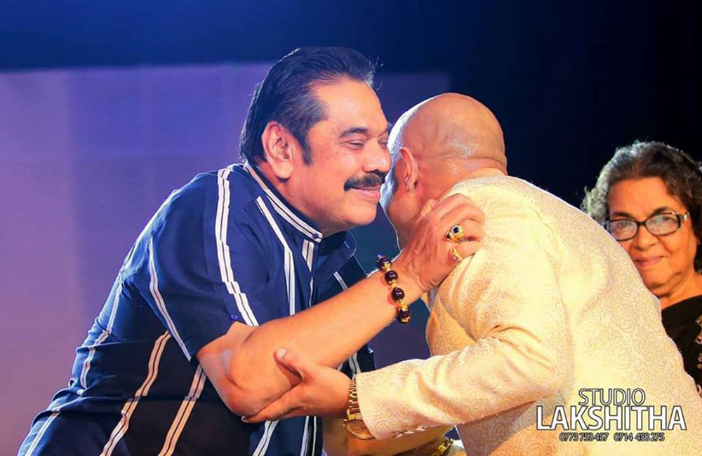 රෝහිතගේ මඟුලට ආරාධනා නැතිවූ මධු මාධව : අඩාගෙන බුකියේ දාපු පෝස්ට් එක !