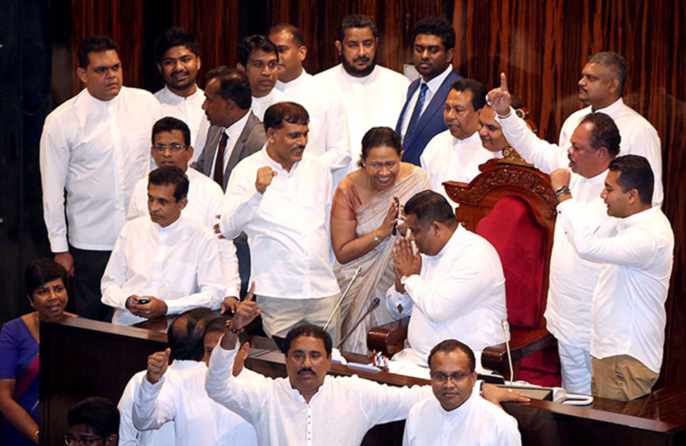 කතානායක අසුනේ වාඩිවීම ගැන අරුන්දික සමාව ඉල්ලයි !