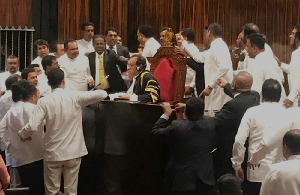 මයික්‍රෆෝනය කැඩුවේ දිලුම් අමුණුගම : වන්දිය බදු ගෙවන ජනතාවගෙන් !