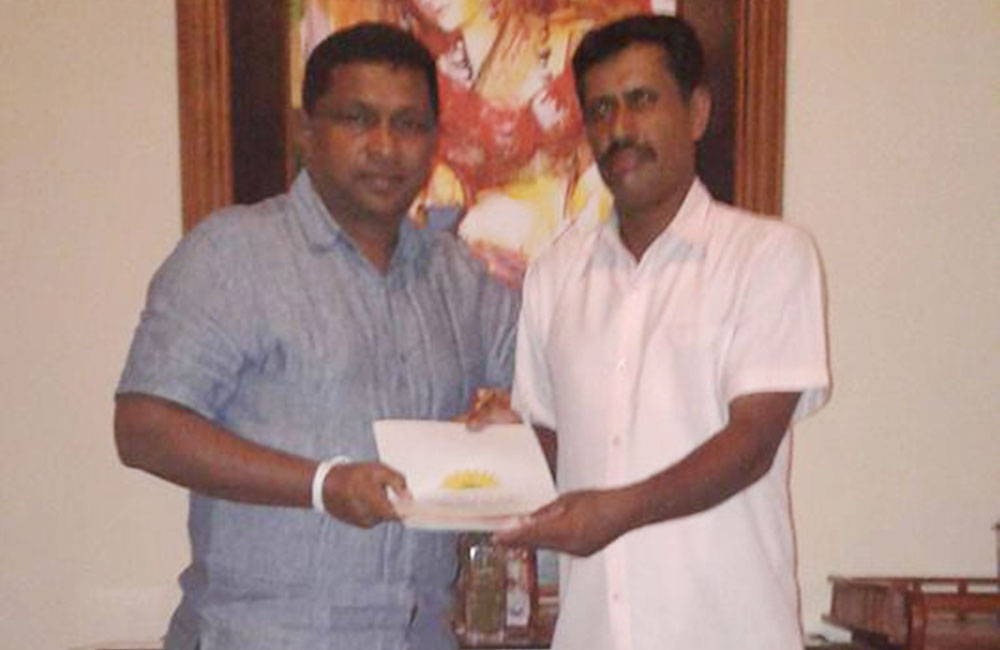 ආණ්ඩුකාර ධුරයට පත්වූ මෛත්‍රී : ප්‍රසිද්ධියේ කෙසෙල් ඇවරි දේශපාලනයේ !