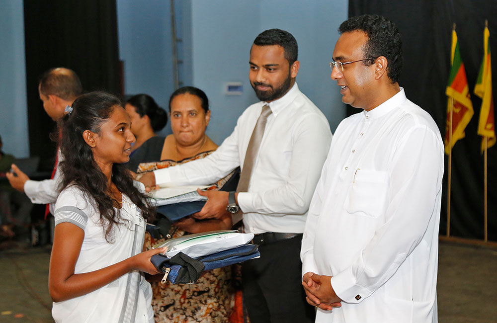 හොර පාරේ ගිහින් අමාරුවේ වැටෙන්න එපා - මනුෂ