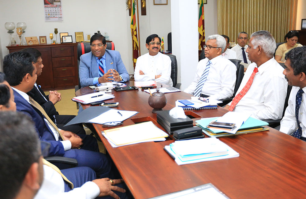 ටෙන්ඩර්වලදී විනිවිදභාවයෙන් යුතුව කටයුතු කරන්න : ඇමති රවීගෙන් නිලධාරීන්ට උපදෙස් !