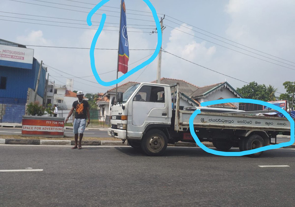 පොහොට්ටුවේ රැස්වීමේ සැරසිලි කටයුතු සදහා කෝට්ටේ නගර සභා සේවකයින් යොදවලා !