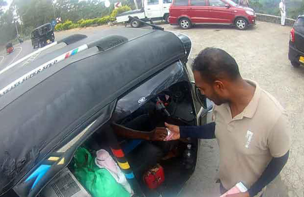 ඩෙවෝන් ඇල්ලේ මුදල් ගැරිල්ලක් !