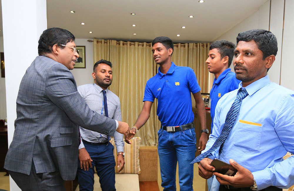ක්‍රිකට් ක්‍රීඩාව නියෝජනය කරන්න තිබෙන දුෂ්කරතා මගහරවා දෙන්න ඇමති රවී සූදානම් !