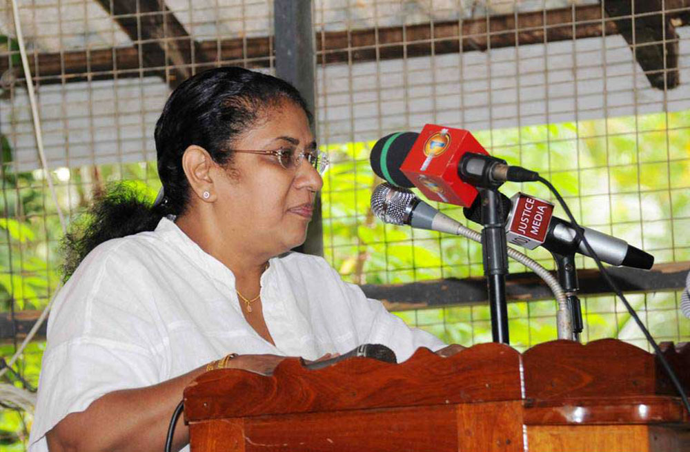මල් වට්ටි උස්සගෙන පන්සල් ගානේ ගියාට බෞද්ධයෙක් වෙන්න බෑ - තලතා