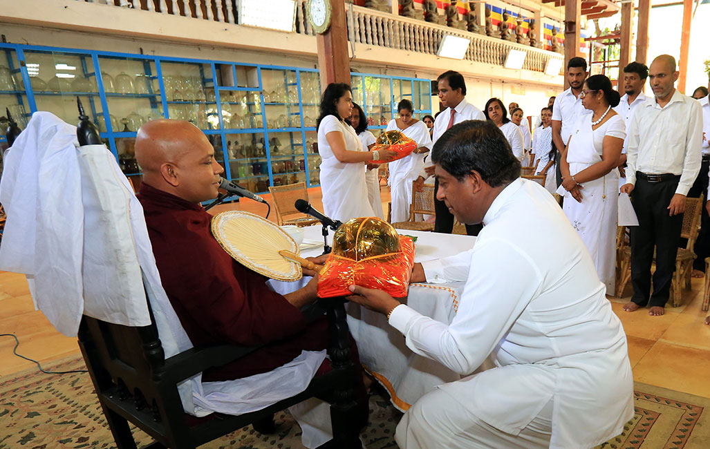 ත්‍රිපිටකාභිවන්දනා වැඩසටහන ඇමති රවීගේ පැසසුමට !