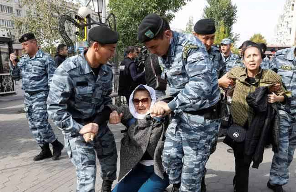 චීනය ට එරෙහිව කසකස්ථාන ජනතාව නැගිටියි