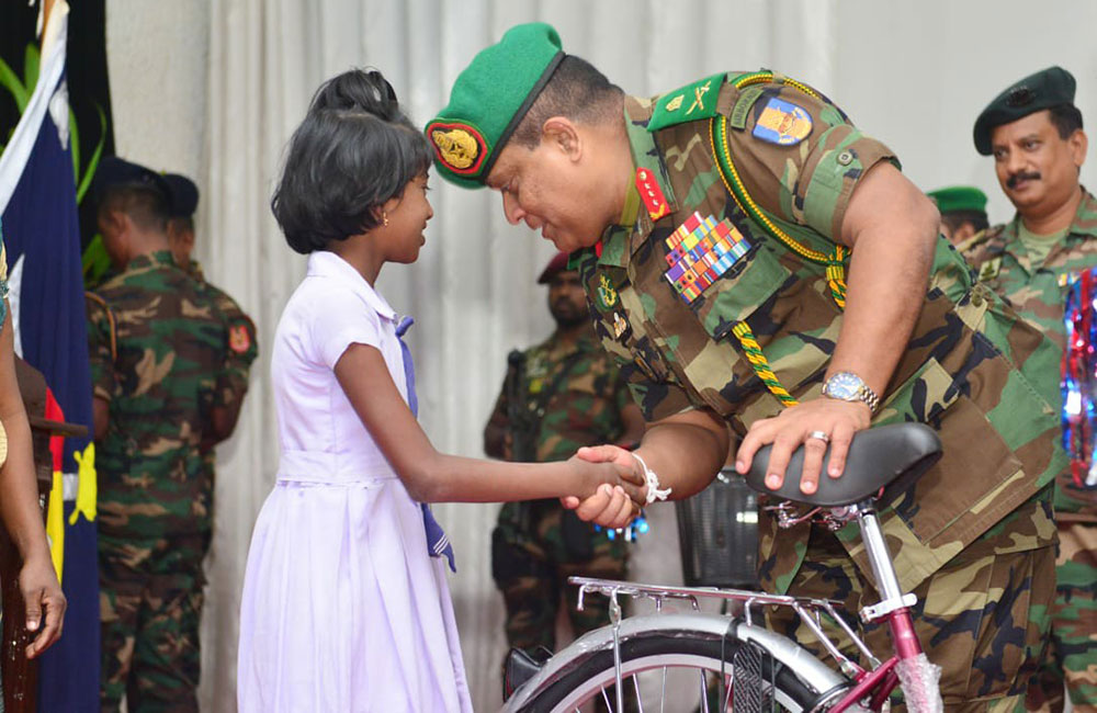 යුද්ධ හමුදාපති යාපනයේදී අඩු ආදායම්ලාභී පවුල්වල සිසුන්ට පාපැදි බෙදාදීම සඳහා එක්වෙයි