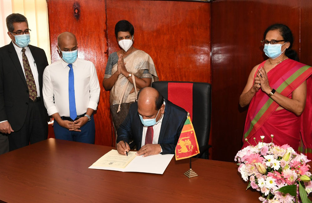 විශේෂඥ වෛද්‍ය අමල් හර්ෂ ද සිල්වා සිය ධූරයේ වැඩ අරඹයි