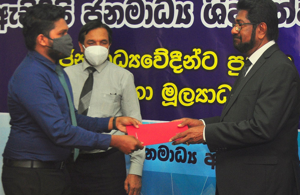 ඇසිදිසි ජනමාධ්‍ය ශිෂ්‍යත්ව ප්‍රදානය කෙරේ