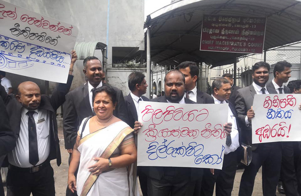 දප්පුලගේ වැඩ නීති විරෝධීයි : නීතිඥයන් විරෝධයේ !