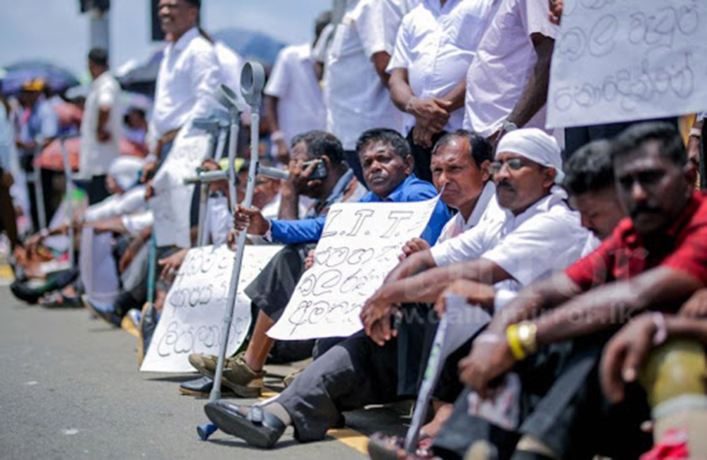 ආණ්ඩුවේ රණවිරු ගාය දෝරේ ගලයි : අට්ටාලය ගලවා එළවයි ! (වීඩියෝ )